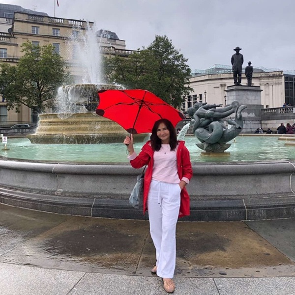 Model in London wih Blunt Metro Umbrella